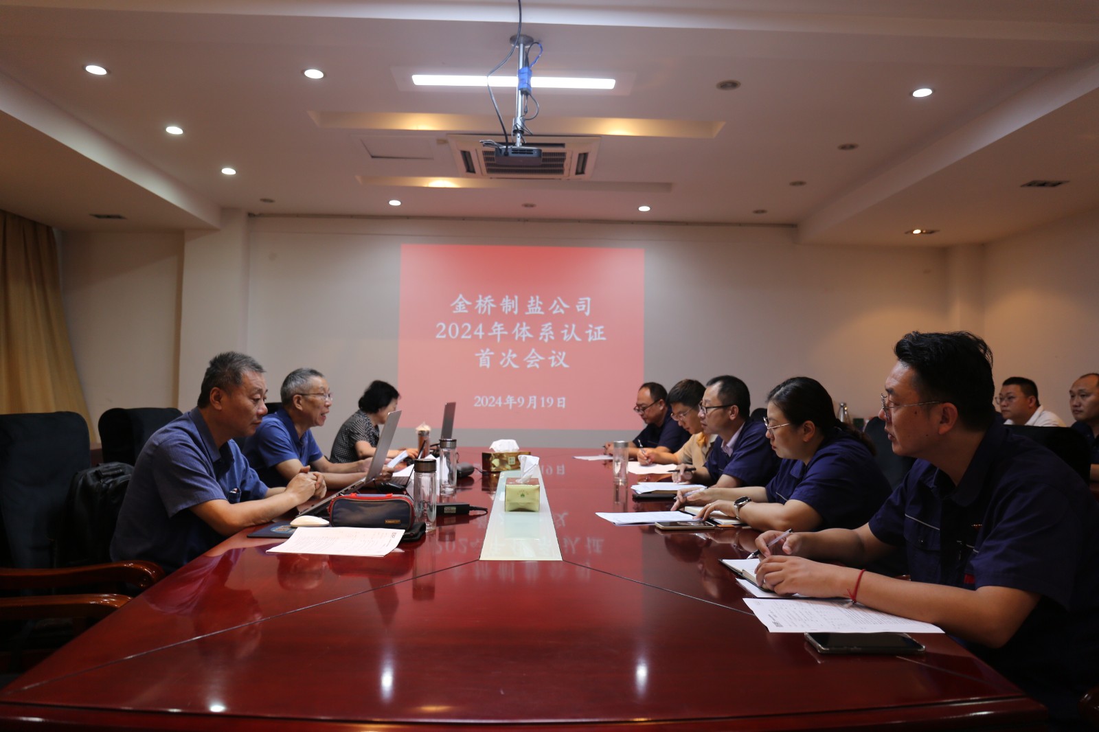 近日，金橋制鹽公司通過北京世標(biāo)認(rèn)證中心審核，給予食品安全管理體系、環(huán)境管理體系和職業(yè)健康安全管理體系認(rèn)證“保持認(rèn)證資格”的監(jiān)督審核結(jié)論，給予質(zhì)量管理體系認(rèn)證“再次注冊”的再認(rèn)證審核結(jié)論。通過審核，是對公司精細(xì)化管理成果的檢驗(yàn)，促進(jìn)公司內(nèi)控管理水平持續(xù)提升。（李曉月）