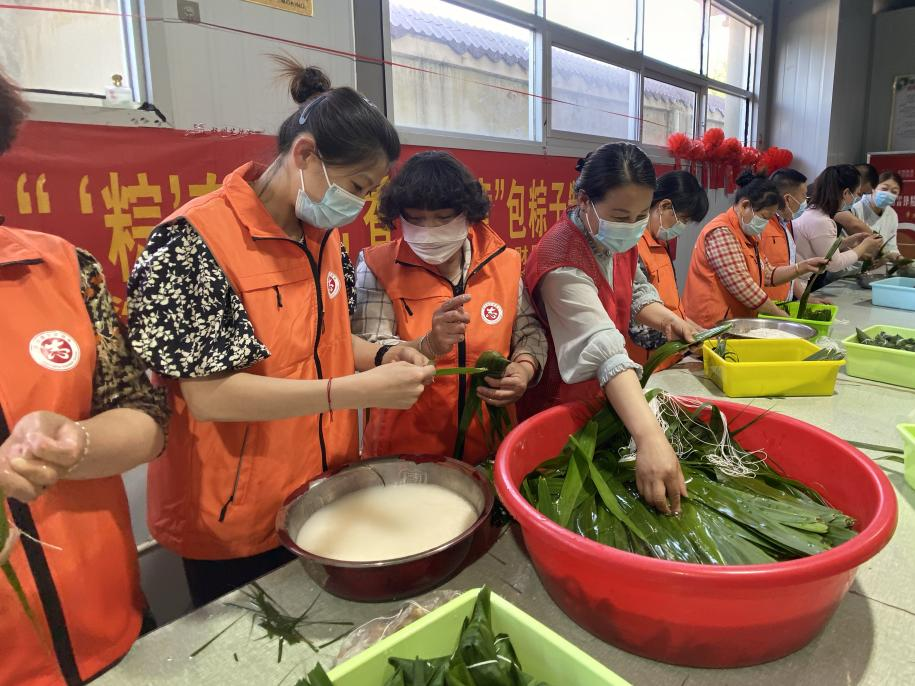 青口供電所黨支部聯(lián)合生產(chǎn)生活服務中心分會、黃沙坨社區(qū)，共同舉辦“悠悠艾草香 濃濃端午情”系列活動。.png